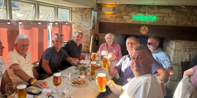 Henry Blofled hosts dinner at The Horseshoes